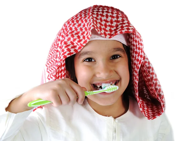 Арабский мальчик с зубной щеткой — стоковое фото