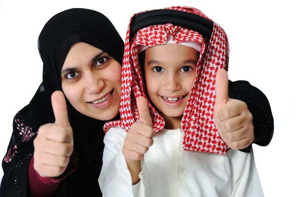 阿拉伯文穆斯林母亲和儿子与拇指向上 — 图库照片