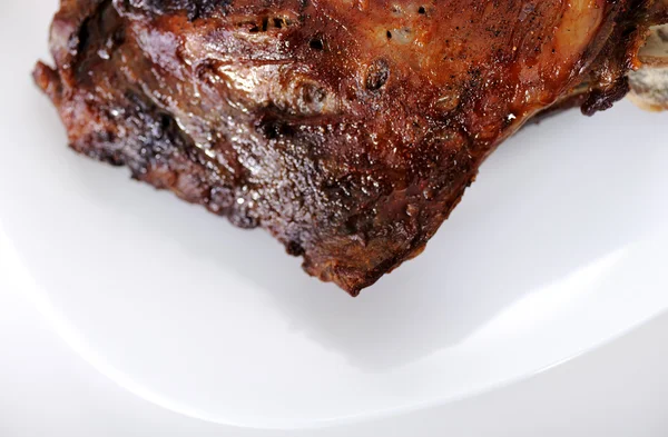 Ψητό ώμο κρέας στο πιάτο — Φωτογραφία Αρχείου