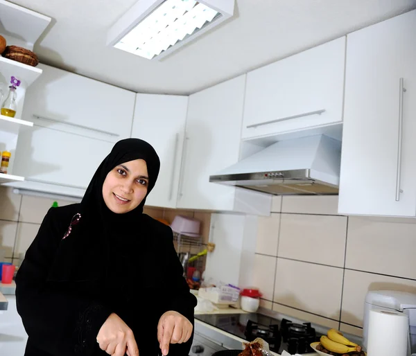 Όμορφη μουσουλμανική γυναίκα στην κουζίνα — Φωτογραφία Αρχείου