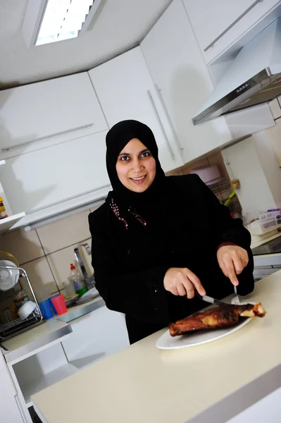 Красивая мусульманка на кухне — стоковое фото