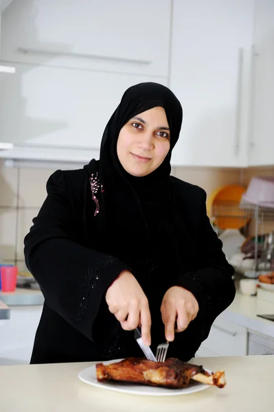 Όμορφη μουσουλμανική γυναίκα στην κουζίνα — Φωτογραφία Αρχείου