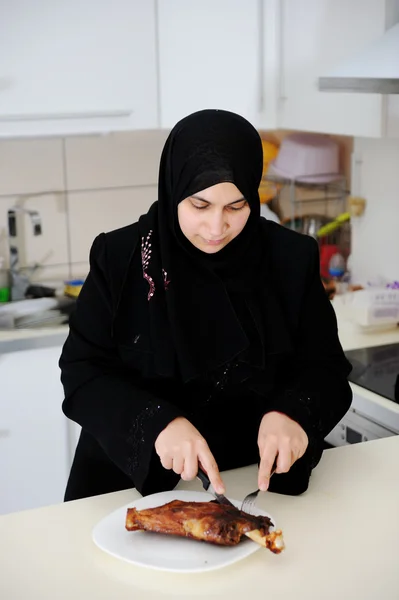 Vackra muslimsk kvinna i köket — Stockfoto