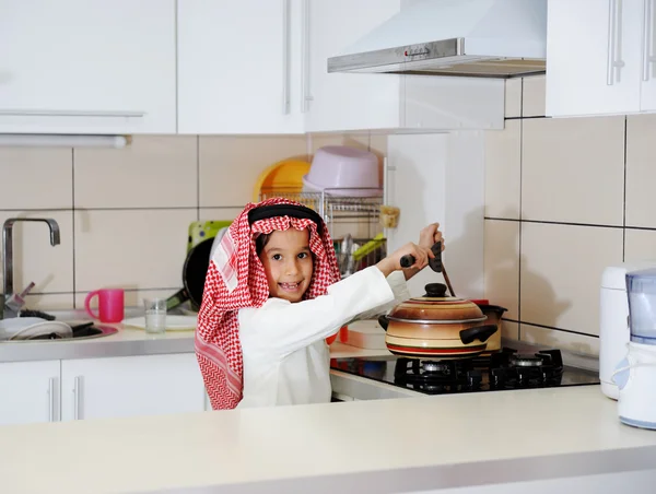 Kisfiú gyerek van a főzéshez — Stock Fotó