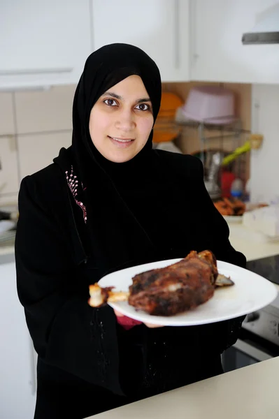 Mulher muçulmana bonita na cozinha — Fotografia de Stock