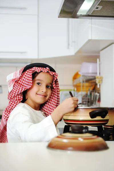 Μικρό παιδί αγόρι είναι το μαγείρεμα — Φωτογραφία Αρχείου