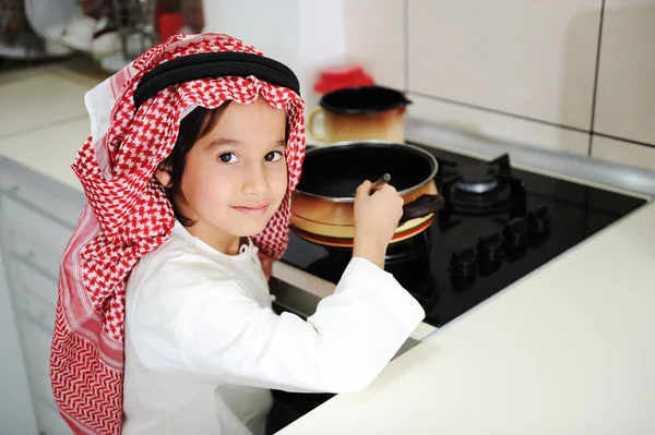 Le petit garçon cuisine. — Photo