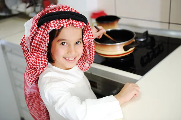 Kleine jongen-jongen is koken — Stockfoto