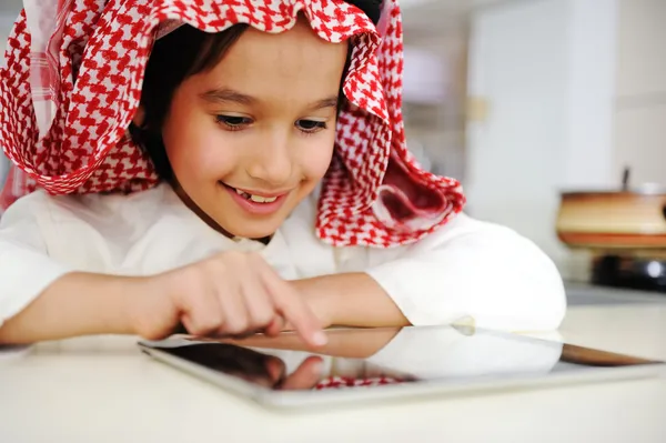 Arab kisfiú játszik a tabletta — Stock Fotó