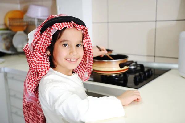 Niño pequeño está cocinando — Foto de Stock