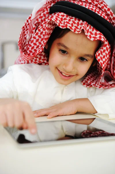 Arabski mały chłopiec bawi się na tabletki — Zdjęcie stockowe