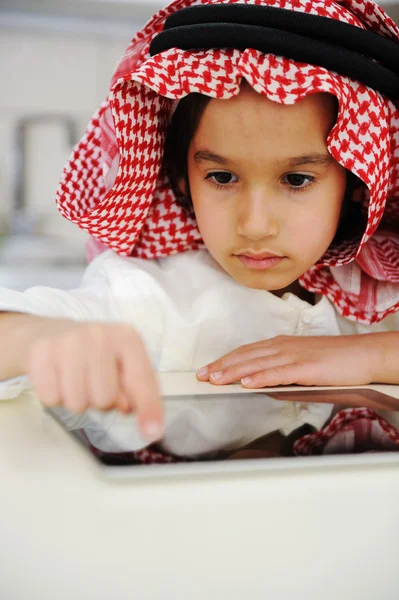 Menino árabe brincando no tablet — Fotografia de Stock