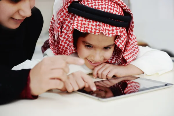 Αραβικά μικρό αγόρι και τη μητέρα που εργάζεται με αφής tablet — Φωτογραφία Αρχείου