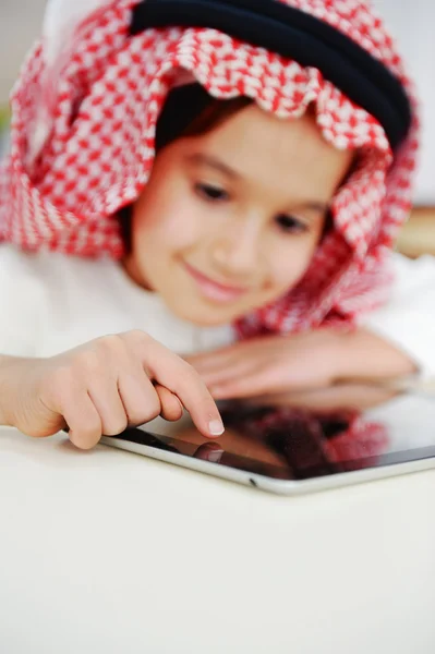 Arab kisfiú játszik a tabletta — Stock Fotó