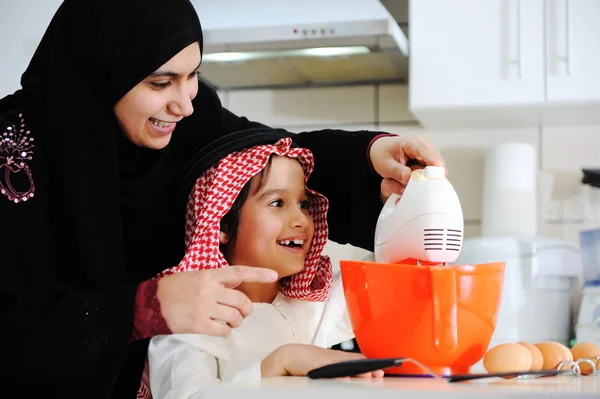 Mãe muçulmana e filho pequeno na cozinha — Fotografia de Stock