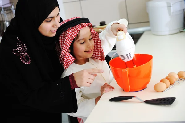 Islamitische moeder en zoontje in de keuken — Stockfoto