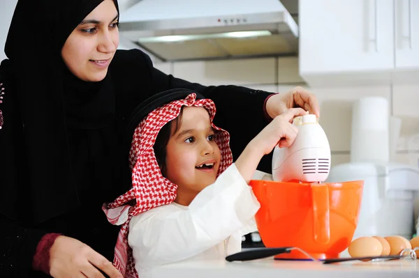 母亲是穆斯林和在厨房里的小儿子 — 图库照片