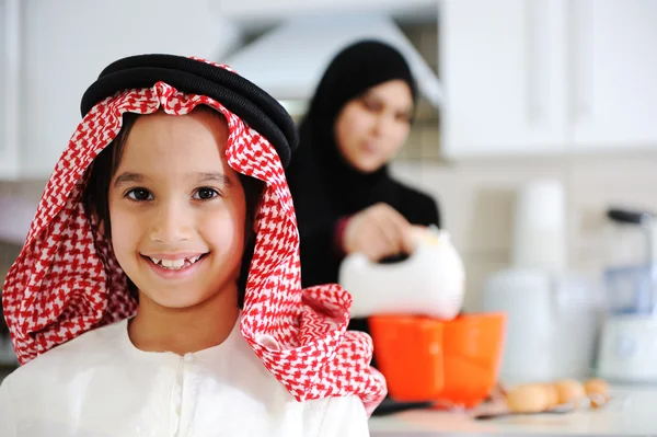 母亲是穆斯林和在厨房里的小儿子 — 图库照片