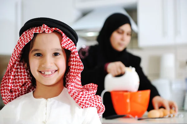 Μητέρα μουσουλμάνος και ο μικρός γιος στην κουζίνα — Φωτογραφία Αρχείου