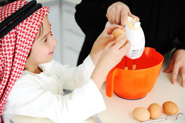 Madre musulmana e piccolo figlio in cucina — Foto Stock