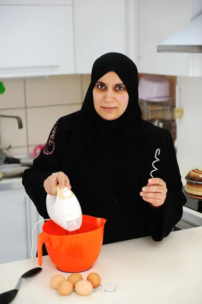 Krásná muslimská žena v kuchyni — Stock fotografie