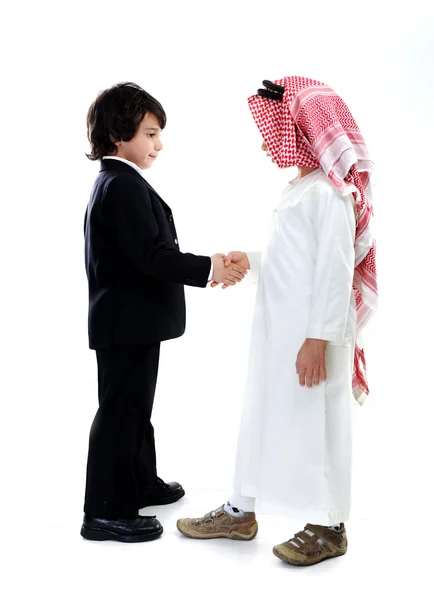 Petits hommes d'affaires arabes et caucasiens — Photo
