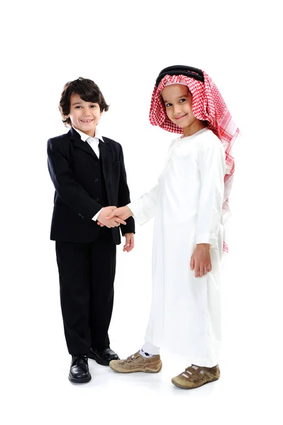 Árabe y caucásico pequeños hombres de negocios sacudiendo la mano —  Fotos de Stock