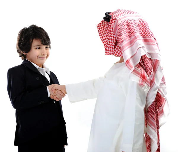 Bliskiego Wschodu i Europy dzieci biznesmenów dokonywanie transakcji biznesowych — Zdjęcie stockowe