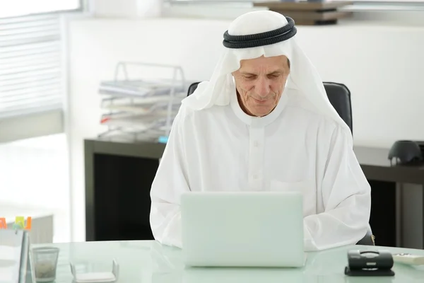Портрет розумного арабського бізнесмена, який використовує ноутбук — стокове фото
