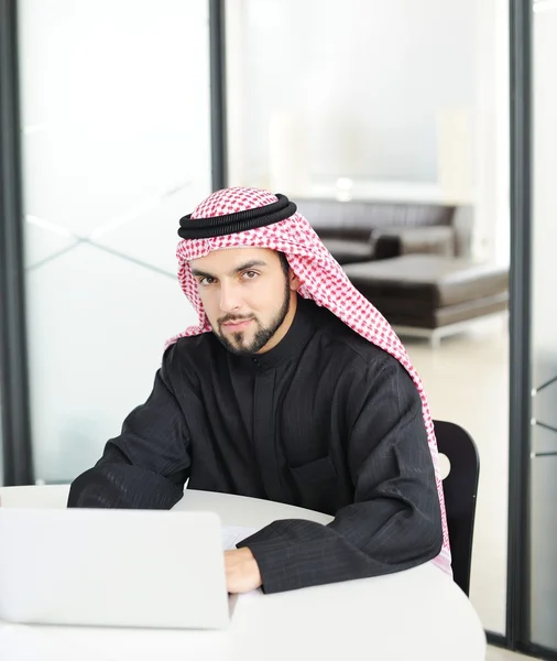 Moderno uomo d'affari arabo in ufficio — Foto Stock