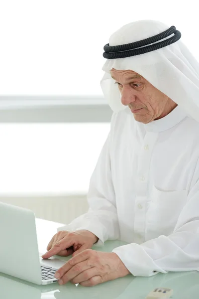Dizüstü bilgisayar kullanan bir akıllı Arapça iş adamı portresi — Stok fotoğraf