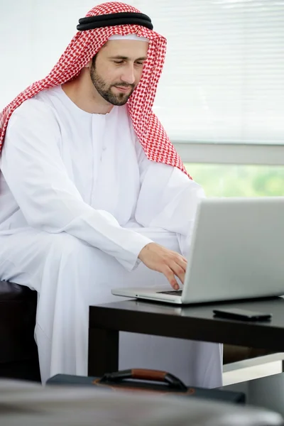 Homem de negócios árabe moderno no escritório — Fotografia de Stock