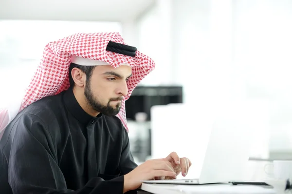Moderní arabské podnikatel na úřad — Stock fotografie