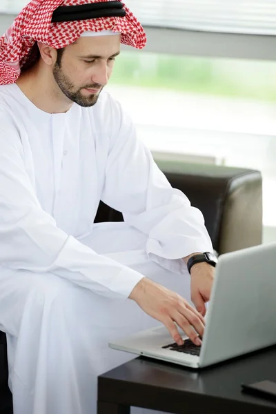 Сучасний арабський бізнесмен в офісі — стокове фото
