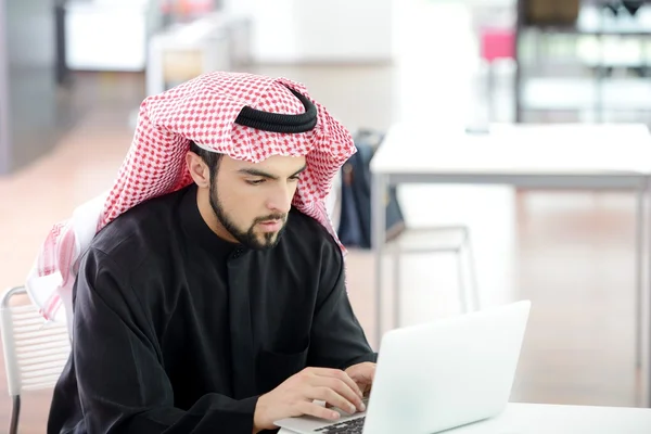 Современный арабский бизнесмен в офисе — стоковое фото