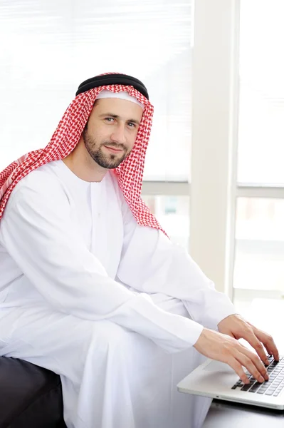 Modern arabiska affärsman på office — Stockfoto