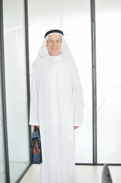 Retrato de un hombre de negocios árabe inteligente — Foto de Stock