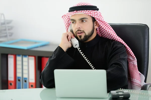 Προσωπογραφία άνδρα έξυπνες επιχειρηματικές Αραβικά χρησιμοποιώντας φορητό υπολογιστή και να μιλάτε στο τηλέφωνο — Φωτογραφία Αρχείου