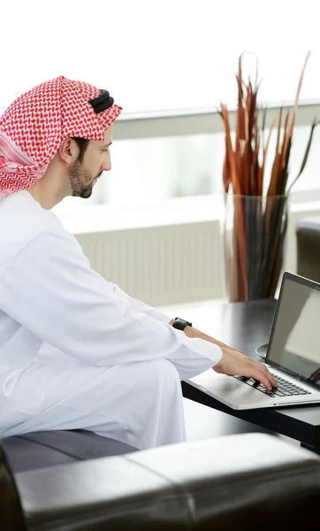 Moderno uomo d'affari arabo in ufficio — Foto Stock