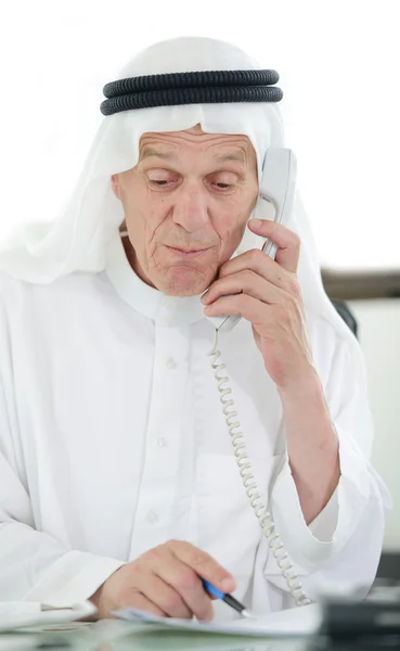 Porträt eines smarten arabischen Geschäftsmannes, der Laptop benutzt und spricht — Stockfoto