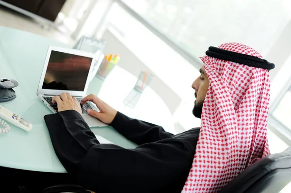 Современный арабский бизнесмен в офисе — стоковое фото