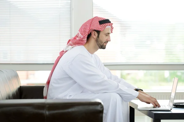 Moderno hombre de negocios árabe en la oficina —  Fotos de Stock
