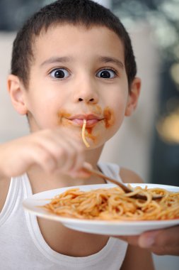 lezzetli yemekler, dağınık çocuk spagetti yemek
