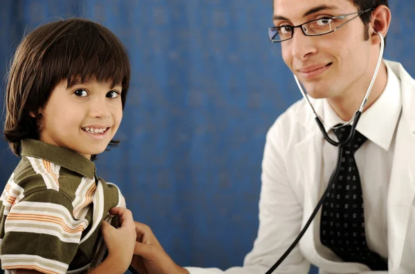 Healthy kid boy visiting a doctor — Stock Photo, Image