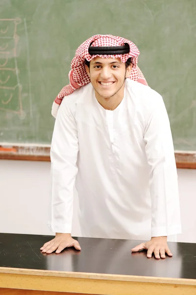 微笑年轻成功男人、 阿拉伯文传统衣服、 教育 — 图库照片