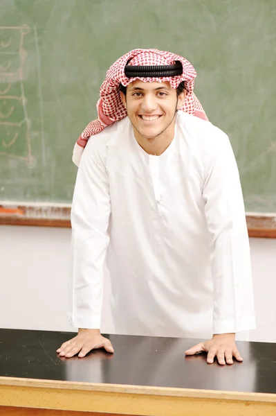 Lächelnder junger Erfolgsmensch, arabische traditionelle Kleidung, Bildungs- und Modekonzept, Indoor, Schule oder Universität, Student oder Lehrer. — Stockfoto
