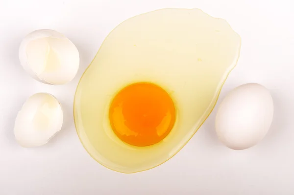 Uova impilare isolato su uno sfondo bianco — Foto Stock