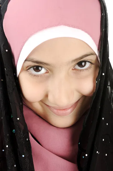 Szép muszlim kislány a fejét mosolyogva kendő — Stock Fotó