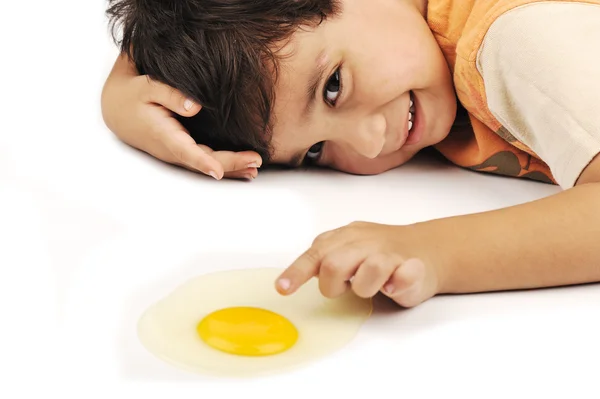 Dziecko i jajko, na białym tle — Zdjęcie stockowe