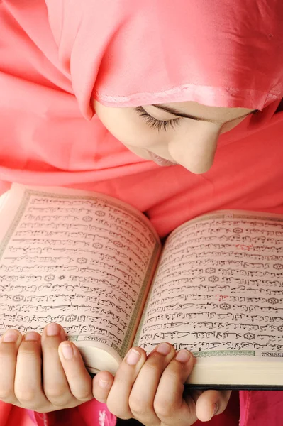Schattig mooi meisje het lezen van de koran — Stockfoto